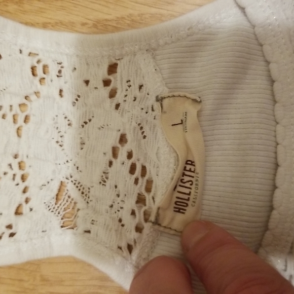 💥3/$10💥 Hollister Avalon Place Tank in White - Picture 3 of 7